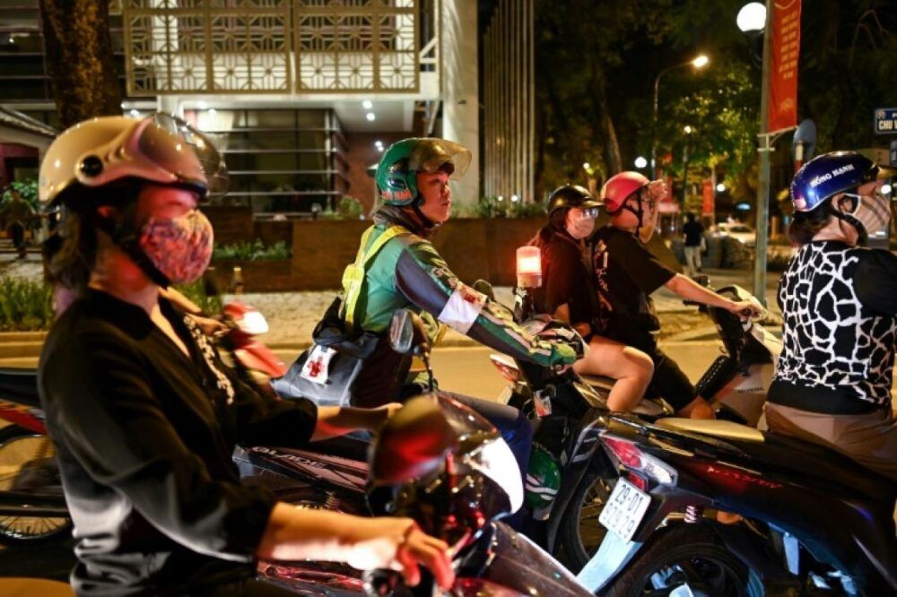 Chauffeurs de vélo et de taxi au Vietnam