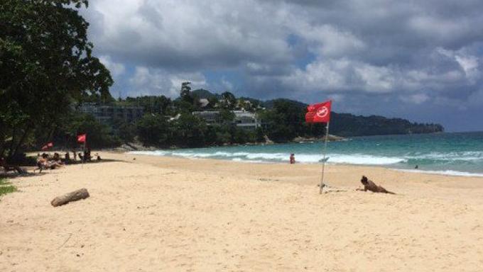 Ne vous baignez pas sur les plages où flottent des drapeaux rouges
