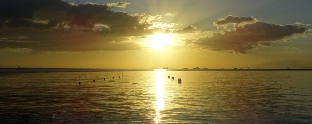 Regarder un coucher de soleil dans la baie de Manille