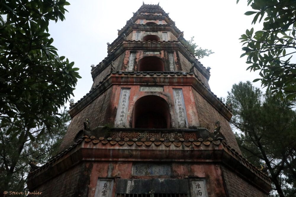 Salle du sanctuaire de la pagode Thien Mu