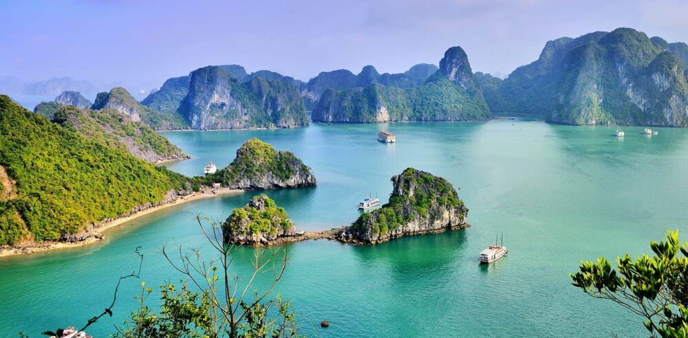 Explorer et s'aventurer dans la baie d'Ha Long au Vietnam