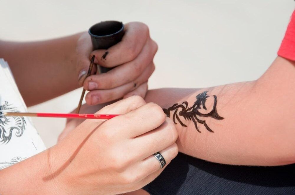 Éviter les tatouages au henné noir