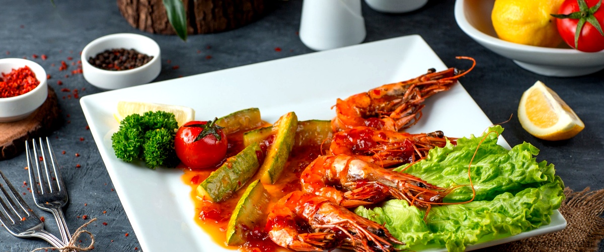 Découvrez comment préparer une délicieuse sauce saté maison pour accompagner vos crevettes